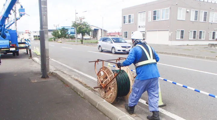 工事に必要な線を運んでいる様子
