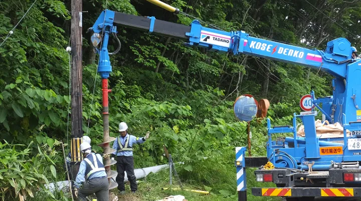 電柱の建柱工事の様子