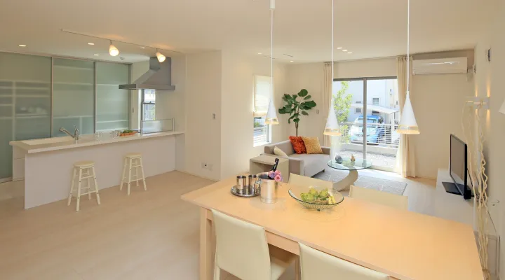 暮らしには電気が必要なことがわかるリビングの画像