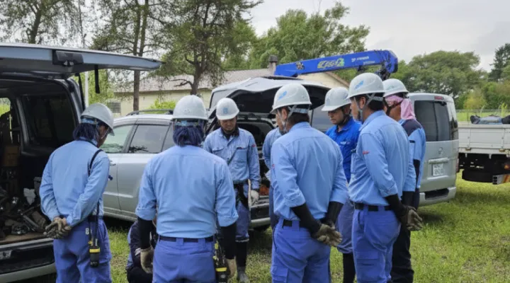 作業内容や計画を全員で確認しあっている様子